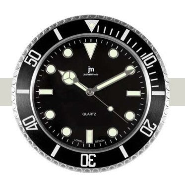 Orologio da parete circolare Justaminute "Stile GMT". Il design richiama i celebri orologi da polso subacquei, con una lunetta bicolore "Pepsi" (metà rossa e metà blu) graduata. Il quadrante nero presenta indici geometrici bianchi luminescenti (punti, barre e un triangolo a ore 12) e lancette "Mercedes" tipiche dello stile sportivo. La cornice esterna è in metallo argentato lucido.