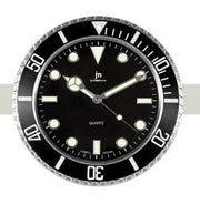 Orologio da parete circolare Justaminute "Stile GMT". Il design richiama i celebri orologi da polso subacquei, con una lunetta bicolore "Pepsi" (metà rossa e metà blu) graduata. Il quadrante nero presenta indici geometrici bianchi luminescenti (punti, barre e un triangolo a ore 12) e lancette "Mercedes" tipiche dello stile sportivo. La cornice esterna è in metallo argentato lucido.