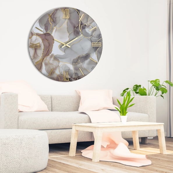 L'orologio "Sahara" di Artidea chiude idealmente il cerchio delle ispirazioni naturalistiche, offrendo una variante cromatica calda e avvolgente che richiama le distese di sabbia infinita e i riflessi del sole al tramonto.