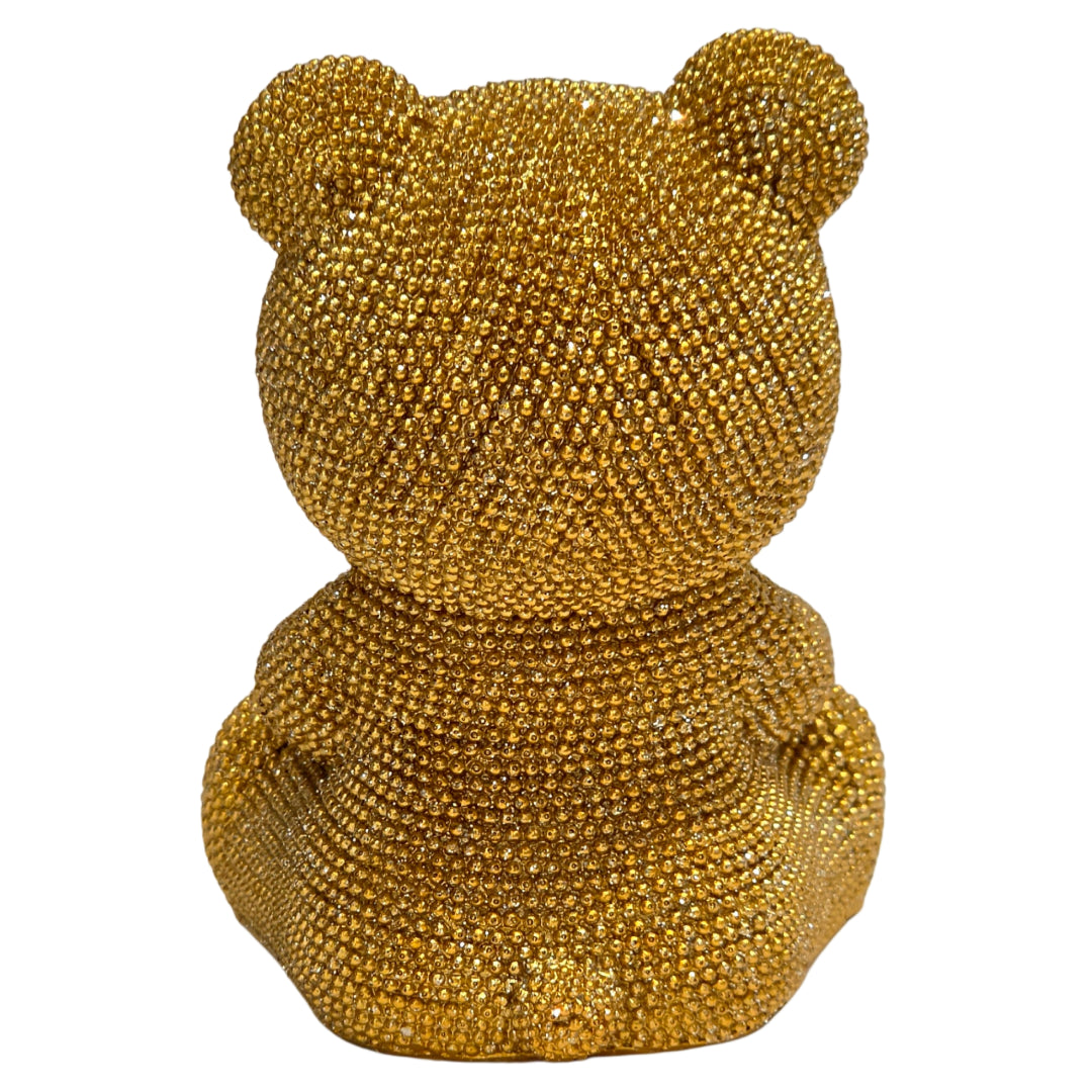 Statuina in resina raffigurante una coppia di orsetti dorati interamente ricoperti di brillantini glitterati, con l'orso più grande che abbraccia l'orsetto più piccolo seduto davanti a sé. Oggetto decorativo scintillante firmato Sud Import, ideale come soprammobile glamour o idea regalo per bambini e occasioni speciali.