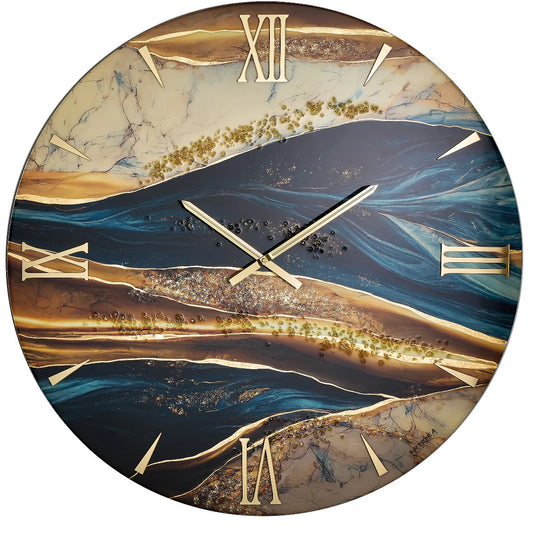 Orologio da parete circolare Artidea modello Onde, diametro 60 cm. Design artistico a strati con venature fluide nei toni del blu notte, petrolio, ocra e panna, arricchito da texture materiche dorate, numeri romani e lancette in oro.