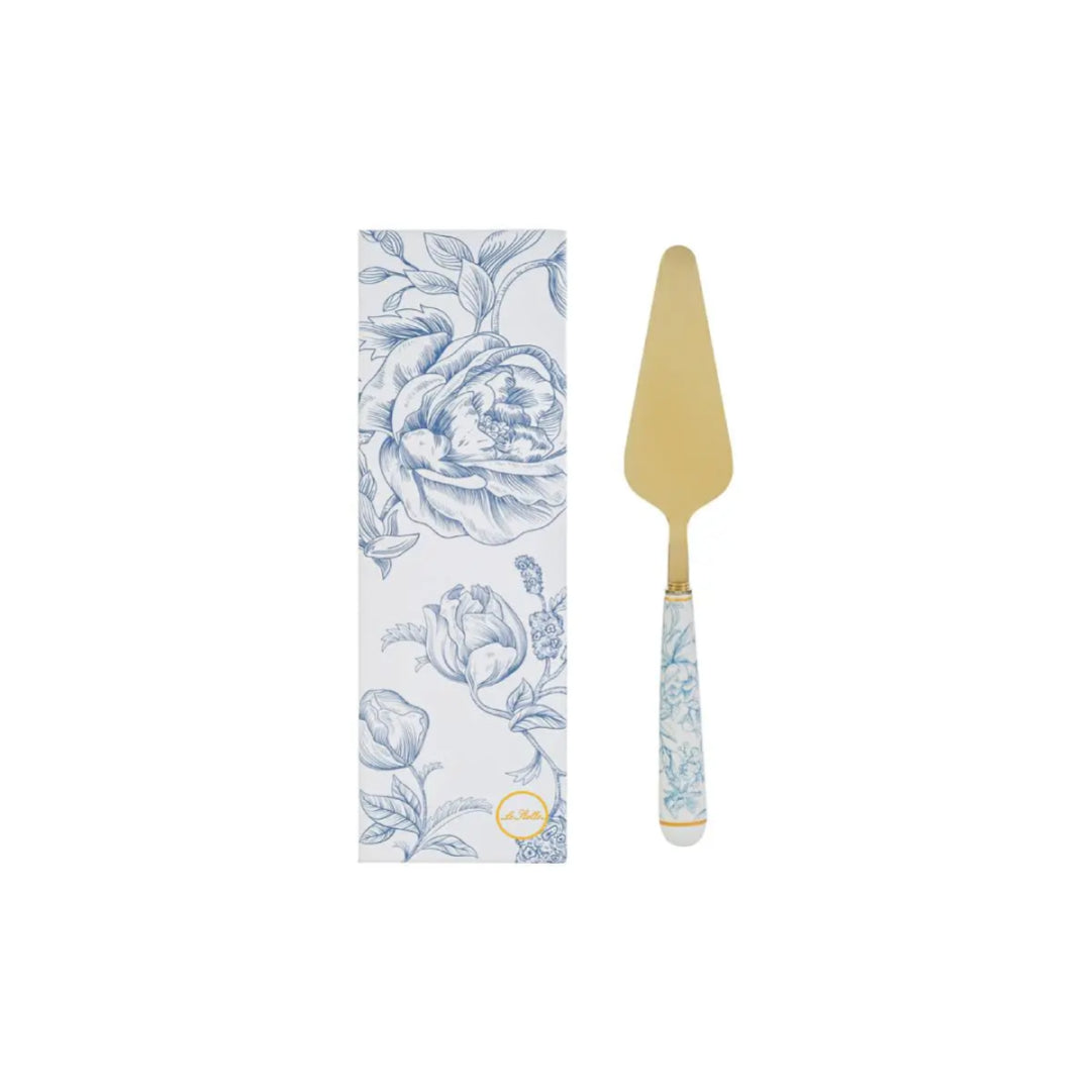 Paletta per torta con decoro azzurro firmata Le Stelle, caratterizzata da una lama triangolare in metallo color oro e un elegante manico in porcellana bianca decorato con delicati motivi floreali bluastri. Questo raffinato utensile da servire per dolci è accompagnato dalla sua custodia regalo rettangolare coordinata con la stessa fantasia floreale, ideale come bomboniera o come accessorio di classe per arricchire la tavola durante occasioni speciali.