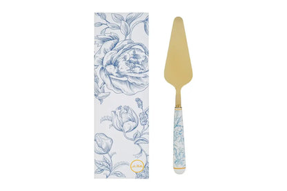 Paletta per torta con decoro azzurro firmata Le Stelle, caratterizzata da una lama triangolare in metallo color oro e un elegante manico in porcellana bianca decorato con delicati motivi floreali bluastri. Questo raffinato utensile da servire per dolci è accompagnato dalla sua custodia regalo rettangolare coordinata con la stessa fantasia floreale, ideale come bomboniera o come accessorio di classe per arricchire la tavola durante occasioni speciali.