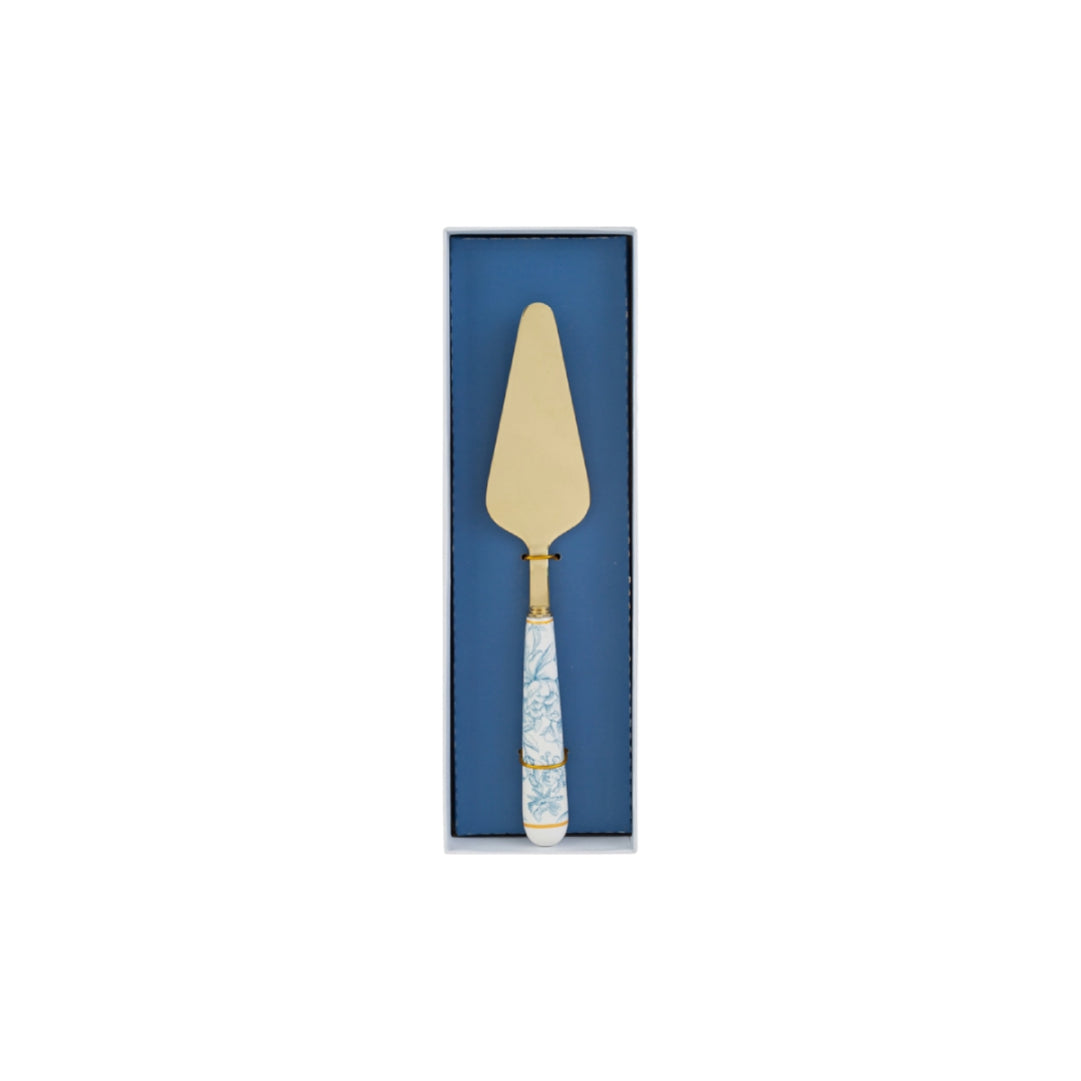 Paletta per torta con decoro azzurro firmata Le Stelle, caratterizzata da una lama triangolare in metallo color oro e un elegante manico in porcellana bianca decorato con delicati motivi floreali bluastri. Questo raffinato utensile da servire per dolci è accompagnato dalla sua custodia regalo rettangolare coordinata con la stessa fantasia floreale, ideale come bomboniera o come accessorio di classe per arricchire la tavola durante occasioni speciali.