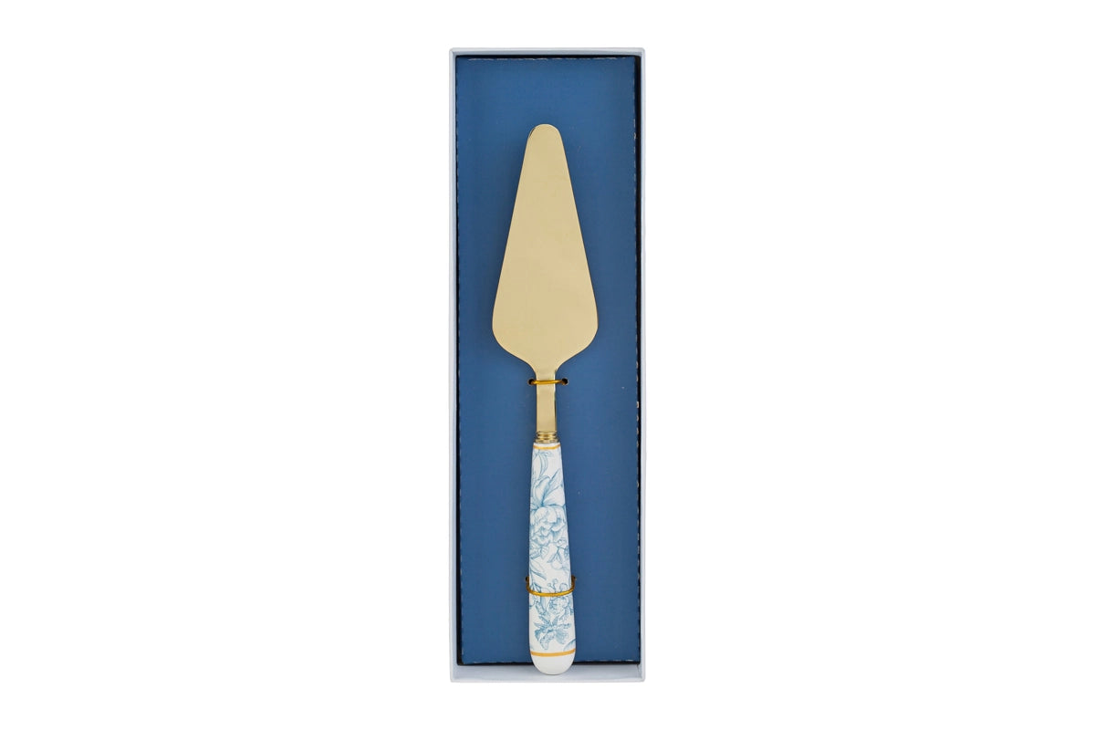Paletta per torta con decoro azzurro firmata Le Stelle, caratterizzata da una lama triangolare in metallo color oro e un elegante manico in porcellana bianca decorato con delicati motivi floreali bluastri. Questo raffinato utensile da servire per dolci è accompagnato dalla sua custodia regalo rettangolare coordinata con la stessa fantasia floreale, ideale come bomboniera o come accessorio di classe per arricchire la tavola durante occasioni speciali.