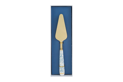 Paletta per torta con decoro azzurro firmata Le Stelle, caratterizzata da una lama triangolare in metallo color oro e un elegante manico in porcellana bianca decorato con delicati motivi floreali bluastri. Questo raffinato utensile da servire per dolci è accompagnato dalla sua custodia regalo rettangolare coordinata con la stessa fantasia floreale, ideale come bomboniera o come accessorio di classe per arricchire la tavola durante occasioni speciali.