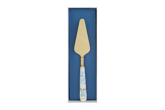 Paletta per torta con decoro azzurro firmata Le Stelle, caratterizzata da una lama triangolare in metallo color oro e un elegante manico in porcellana bianca decorato con delicati motivi floreali bluastri. Questo raffinato utensile da servire per dolci è accompagnato dalla sua custodia regalo rettangolare coordinata con la stessa fantasia floreale, ideale come bomboniera o come accessorio di classe per arricchire la tavola durante occasioni speciali.