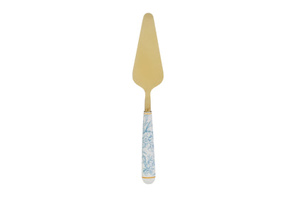 Paletta per torta con decoro azzurro firmata Le Stelle, caratterizzata da una lama triangolare in metallo color oro e un elegante manico in porcellana bianca decorato con delicati motivi floreali bluastri. Questo raffinato utensile da servire per dolci è accompagnato dalla sua custodia regalo rettangolare coordinata con la stessa fantasia floreale, ideale come bomboniera o come accessorio di classe per arricchire la tavola durante occasioni speciali.