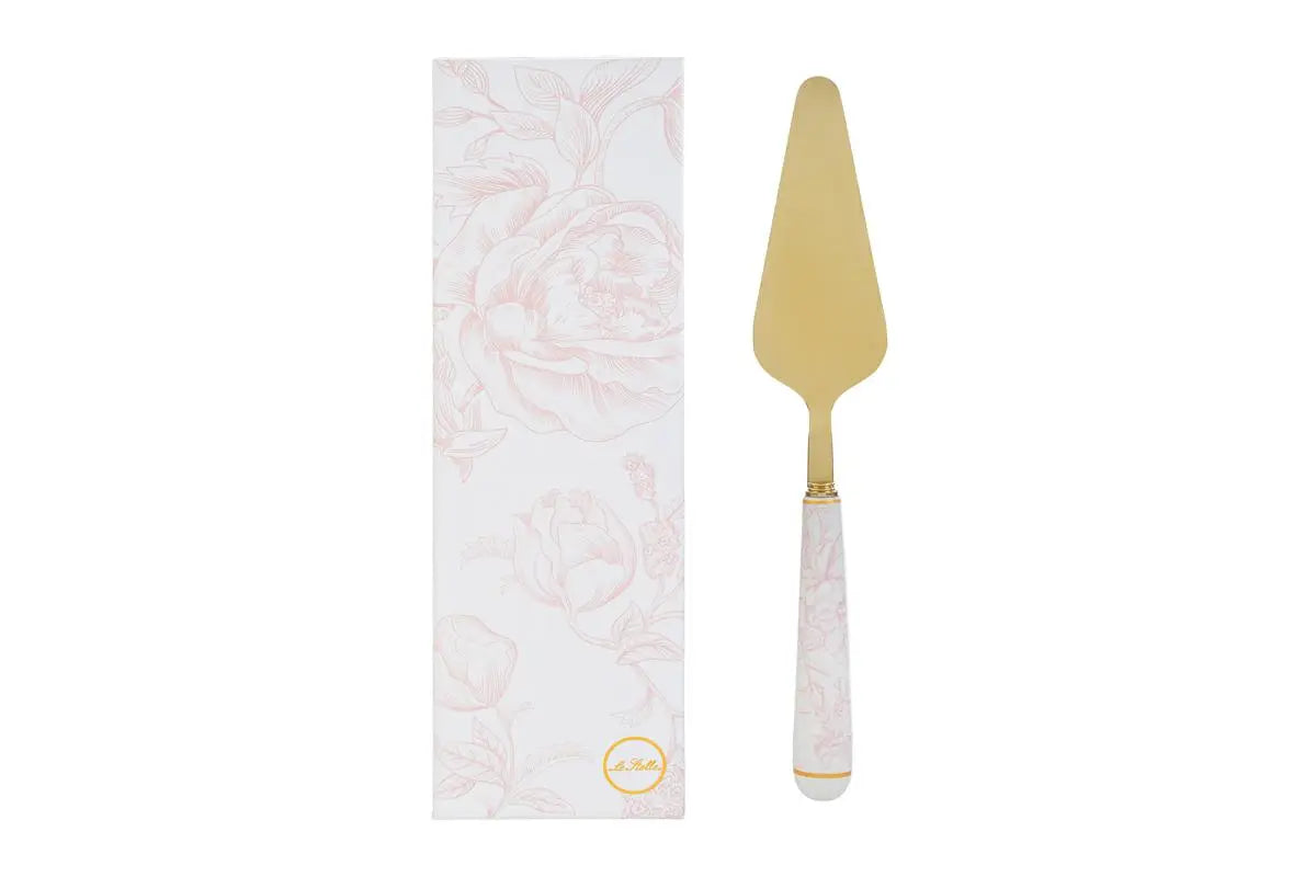Paletta per torta con decoro rosa firmata Le Stelle, caratterizzata da una lama triangolare in metallo color oro e un elegante manico in porcellana bianca decorato con delicati motivi floreali rosati. Questo raffinato utensile da servire per dolci è accompagnato dalla sua custodia regalo rettangolare coordinata con la stessa fantasia floreale, ideale come bomboniera o come accessorio di classe per arricchire la tavola durante occasioni speciali.