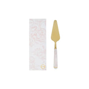 Paletta per torta con decoro rosa firmata Le Stelle, caratterizzata da una lama triangolare in metallo color oro e un elegante manico in porcellana bianca decorato con delicati motivi floreali rosati. Questo raffinato utensile da servire per dolci è accompagnato dalla sua custodia regalo rettangolare coordinata con la stessa fantasia floreale, ideale come bomboniera o come accessorio di classe per arricchire la tavola durante occasioni speciali.