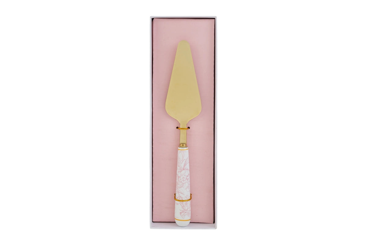 Paletta per torta con decoro rosa firmata Le Stelle, caratterizzata da una lama triangolare in metallo color oro e un elegante manico in porcellana bianca decorato con delicati motivi floreali rosati. Questo raffinato utensile da servire per dolci è accompagnato dalla sua custodia regalo rettangolare coordinata con la stessa fantasia floreale, ideale come bomboniera o come accessorio di classe per arricchire la tavola durante occasioni speciali.