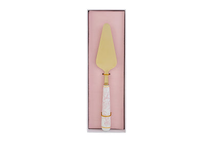 Paletta per torta con decoro rosa firmata Le Stelle, caratterizzata da una lama triangolare in metallo color oro e un elegante manico in porcellana bianca decorato con delicati motivi floreali rosati. Questo raffinato utensile da servire per dolci è accompagnato dalla sua custodia regalo rettangolare coordinata con la stessa fantasia floreale, ideale come bomboniera o come accessorio di classe per arricchire la tavola durante occasioni speciali.