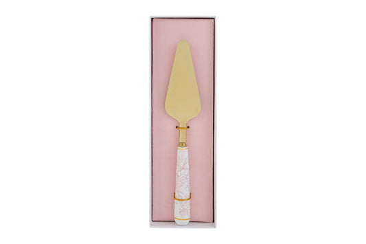 Paletta per torta con decoro rosa firmata Le Stelle, caratterizzata da una lama triangolare in metallo color oro e un elegante manico in porcellana bianca decorato con delicati motivi floreali rosati. Questo raffinato utensile da servire per dolci è accompagnato dalla sua custodia regalo rettangolare coordinata con la stessa fantasia floreale, ideale come bomboniera o come accessorio di classe per arricchire la tavola durante occasioni speciali.