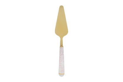 Paletta per torta con decoro rosa firmata Le Stelle, caratterizzata da una lama triangolare in metallo color oro e un elegante manico in porcellana bianca decorato con delicati motivi floreali rosati. Questo raffinato utensile da servire per dolci è accompagnato dalla sua custodia regalo rettangolare coordinata con la stessa fantasia floreale, ideale come bomboniera o come accessorio di classe per arricchire la tavola durante occasioni speciali.