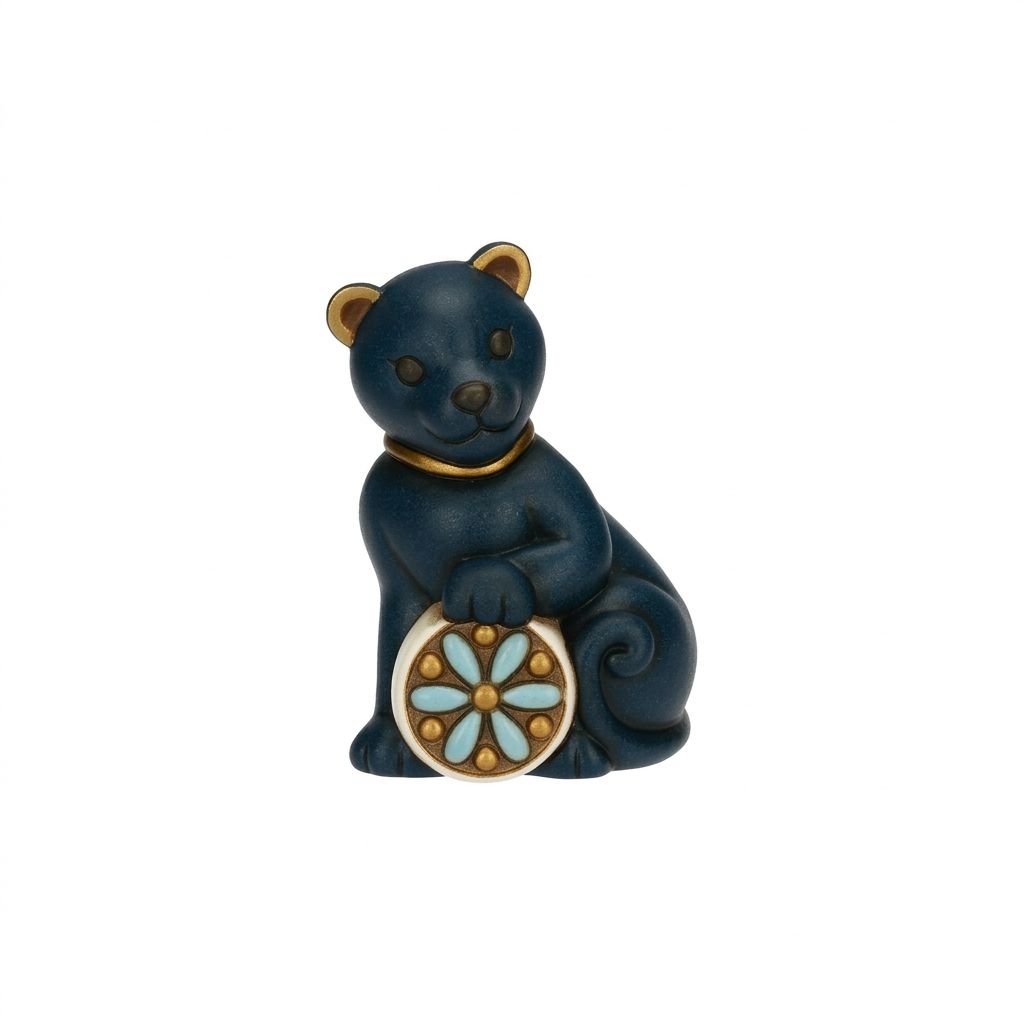 Scultura in ceramica Pantera Kora della collezione esclusiva Thun Privée 2025 in edizione limitata. L'opera ritrae una pantera nera in posizione sinuosa e fiera, decorata con i classici motivi floreali Thun in tonalità calde e rifiniture dorate su fondo scuro lucido.