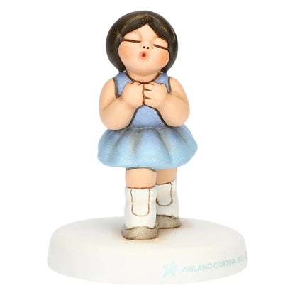 Profilo destro della pattinatrice THUN Milano Cortina 2026. Risalta l'espressione del volto e la silhouette della statuina in posa da esibizione su base bianca.