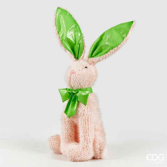 Peluche coniglietto pasquale EDG Enzo de Gasperi in morbido tessuto rosa cipria. Presenta lunghe orecchie e fiocco al collo in materiale lucido verde mela. Decorazione per Pasqua 2026 dal design tenero.