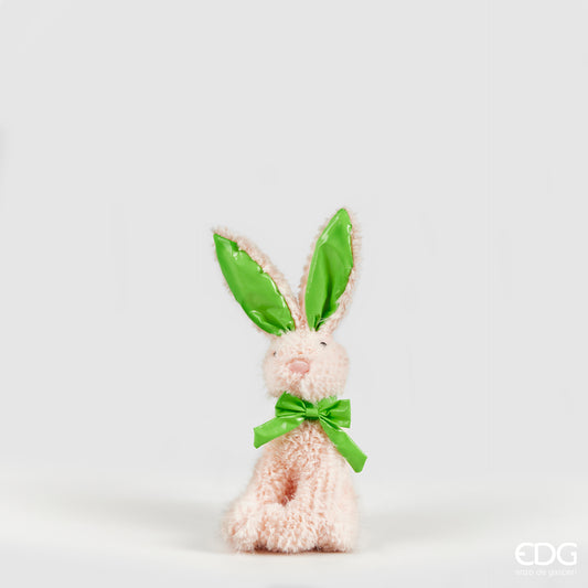 Peluche coniglietto pasquale EDG Enzo de Gasperi in morbido tessuto rosa cipria. Presenta lunghe orecchie e fiocco al collo in materiale lucido verde mela. Decorazione per Pasqua 2026 dal design tenero.