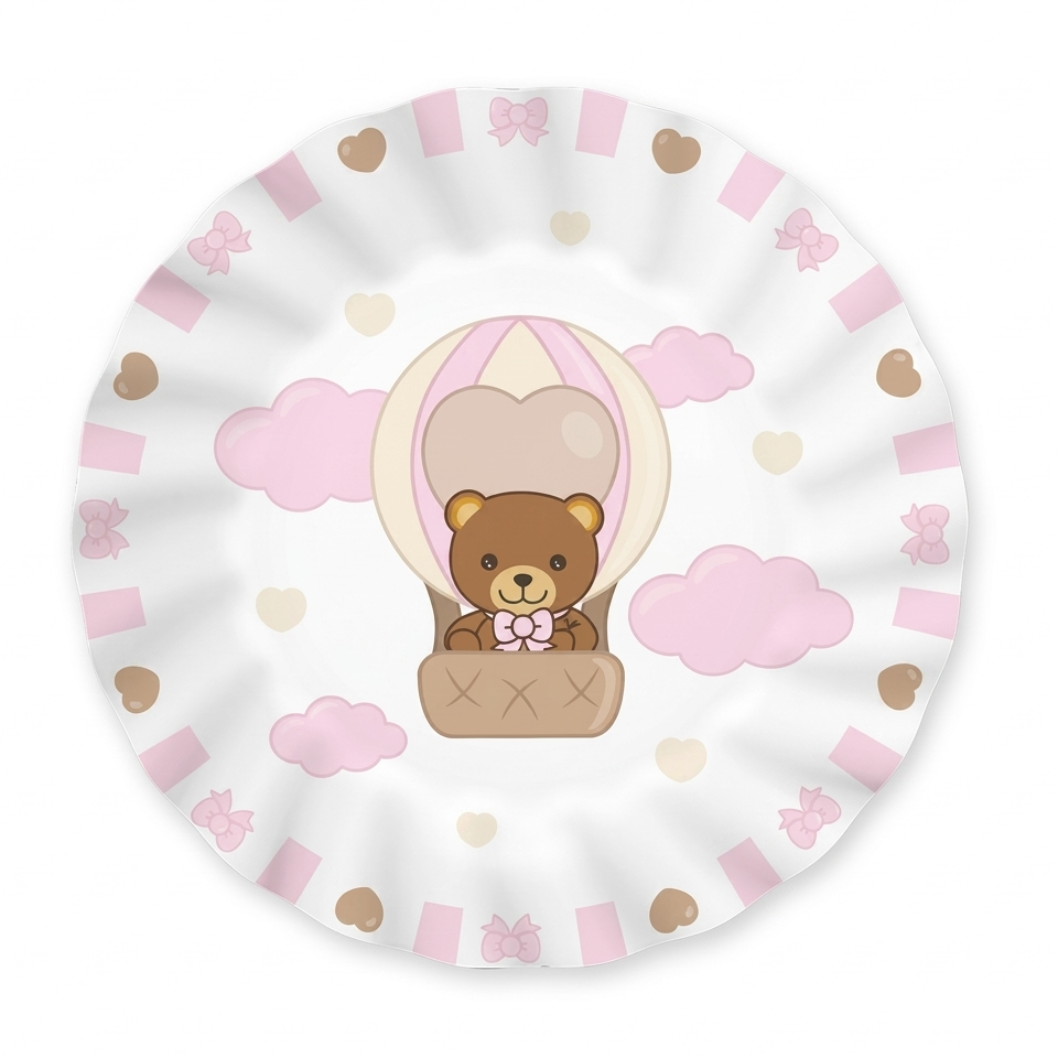 Piatto di carta tondo con bordo ondulato e decorato con fiocchi e cuori; al centro un'illustrazione di un orsetto in mongolfiera tra nuvole rosa su sfondo bianco.