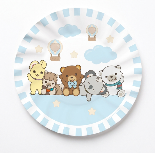 Piatto tondo di carta per feste con bordo a righe bianche e celeste e illustrazione centrale di vari animaletti (orsetti, koala) tra nuvole celeste e mongolfiere.