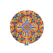 Un piatto di carta usa e getta della linea "Sicilia" di Big Party. Il design richiama l'estetica dei carretti siciliani, con una vivace decorazione a ruota e motivi geometrici nei toni del rosso, giallo e blu su sfondo bianco. Al centro spicca l'illustrazione di greche ornamentali colorate.