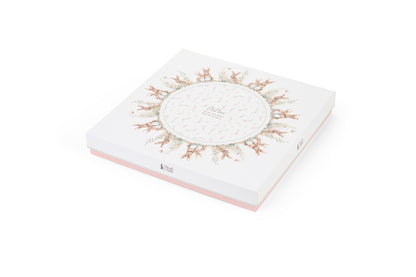 Set dolce Nuvole di Stoffa linea PePen con piatto e paletta in porcellana. Decorazione pasquale con ghirlanda di coniglietti, uova colorate e fiori di campo. Confezione regalo inclusa, stile shabby chic.