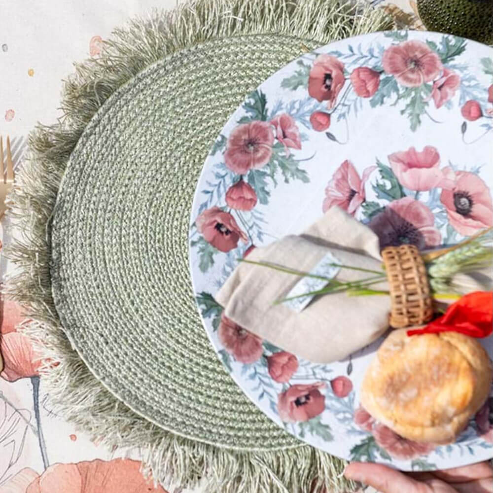 dettaglio del piatto decorativo Blanc Mariclo' linea Coquelicot con stampa di papaveri rossi e boccioli. Cornice decorativa a righe verticali rosse con piccoli cuori. Design floreale elegante in stile country chic.