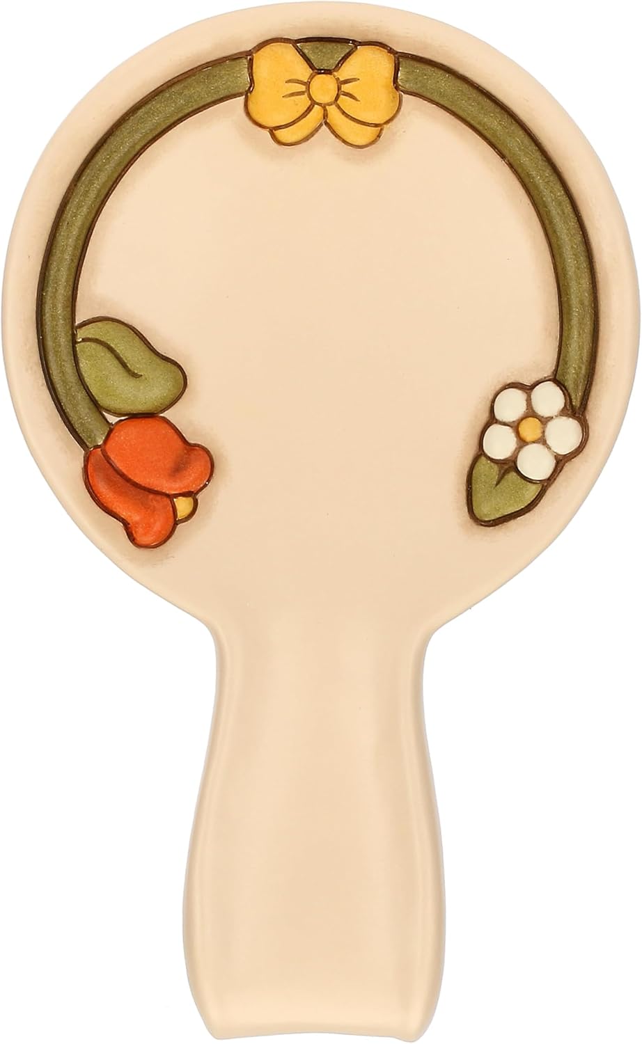 Il Poggia Mestolo Country Thun è un accessorio da cucina in ceramica decorata con i classici motivi floreali, un tulipano rosso e una margherita, incorniciati da un arco verde e un fiocco giallo. Questo pratico utensile dal design iconico aiuta a mantenere pulite le superfici durante la preparazione dei pasti, aggiungendo un tocco di eleganza e calore in perfetto stile Country alla tua tavola.