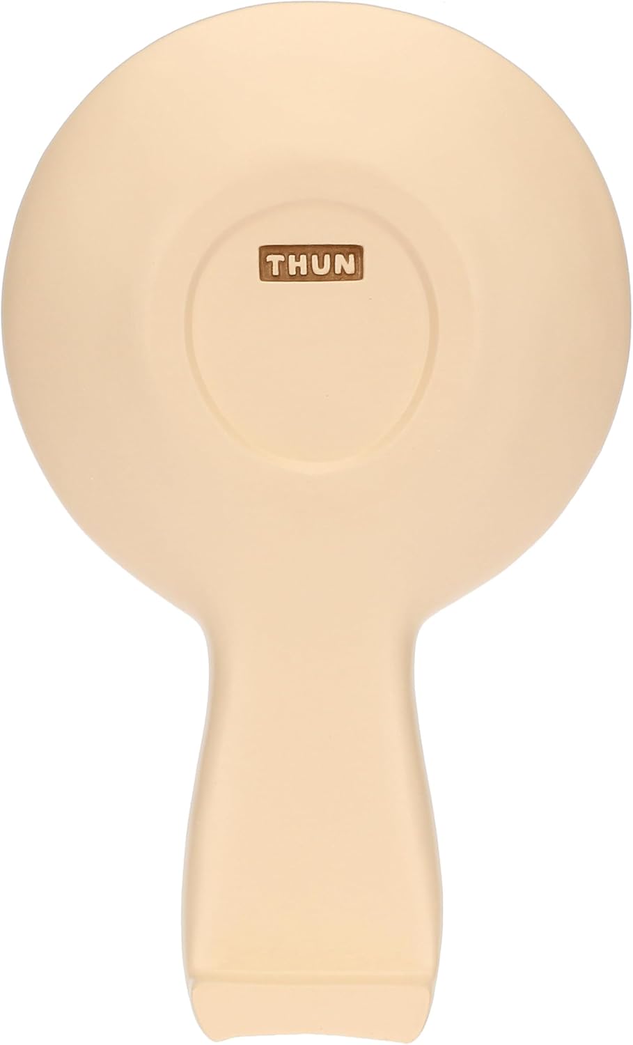Il Poggia Mestolo Country Thun è un accessorio da cucina in ceramica decorata con i classici motivi floreali, un tulipano rosso e una margherita, incorniciati da un arco verde e un fiocco giallo. Questo pratico utensile dal design iconico aiuta a mantenere pulite le superfici durante la preparazione dei pasti, aggiungendo un tocco di eleganza e calore in perfetto stile Country alla tua tavola.