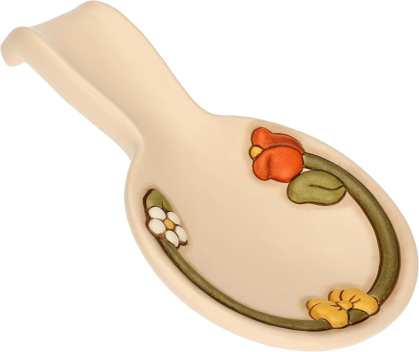 Il Poggia Mestolo Country Thun è un accessorio da cucina in ceramica decorata con i classici motivi floreali, un tulipano rosso e una margherita, incorniciati da un arco verde e un fiocco giallo. Questo pratico utensile dal design iconico aiuta a mantenere pulite le superfici durante la preparazione dei pasti, aggiungendo un tocco di eleganza e calore in perfetto stile Country alla tua tavola.