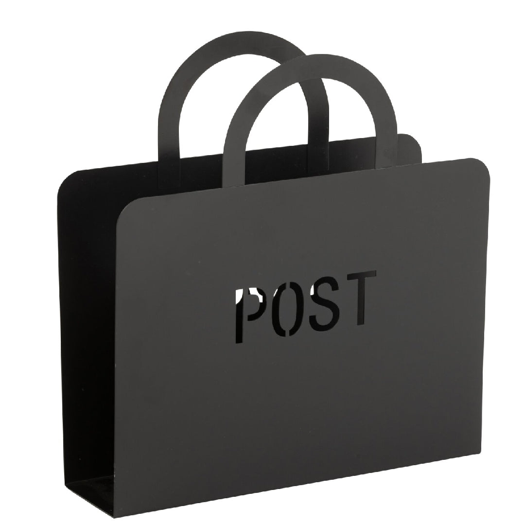 Porta riviste in metallo nero opaco a forma di borsa con doppio manico ad arco, con scritta "POST" traforata sul fronte. Complemento d'arredo funzionale firmato Jolipa, ideale per organizzare riviste, giornali o posta in soggiorno e ingresso.