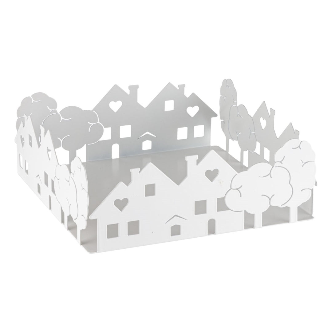 Portatovaglioli quadrato in metallo bianco traforato, con bordi sagomati a forma di casette con finestre a cuore alternate ad alberi stilizzati. Complemento da tavola dal design romantico, ideale per apparecchiare con stile o come idea regalo per la casa.
