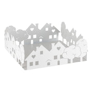 Portatovaglioli quadrato in metallo bianco traforato, con bordi sagomati a forma di casette con finestre a cuore alternate ad alberi stilizzati. Complemento da tavola dal design romantico, ideale per apparecchiare con stile o come idea regalo per la casa.