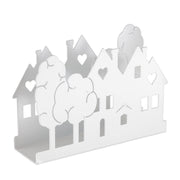 Portatovaglioli rettangolare in metallo bianco traforato, con bordi sagomati a forma di casette con finestre a cuore alternate ad alberi stilizzati. Complemento da tavola dal design romantico, ideale per apparecchiare con stile o come idea regalo per la casa.