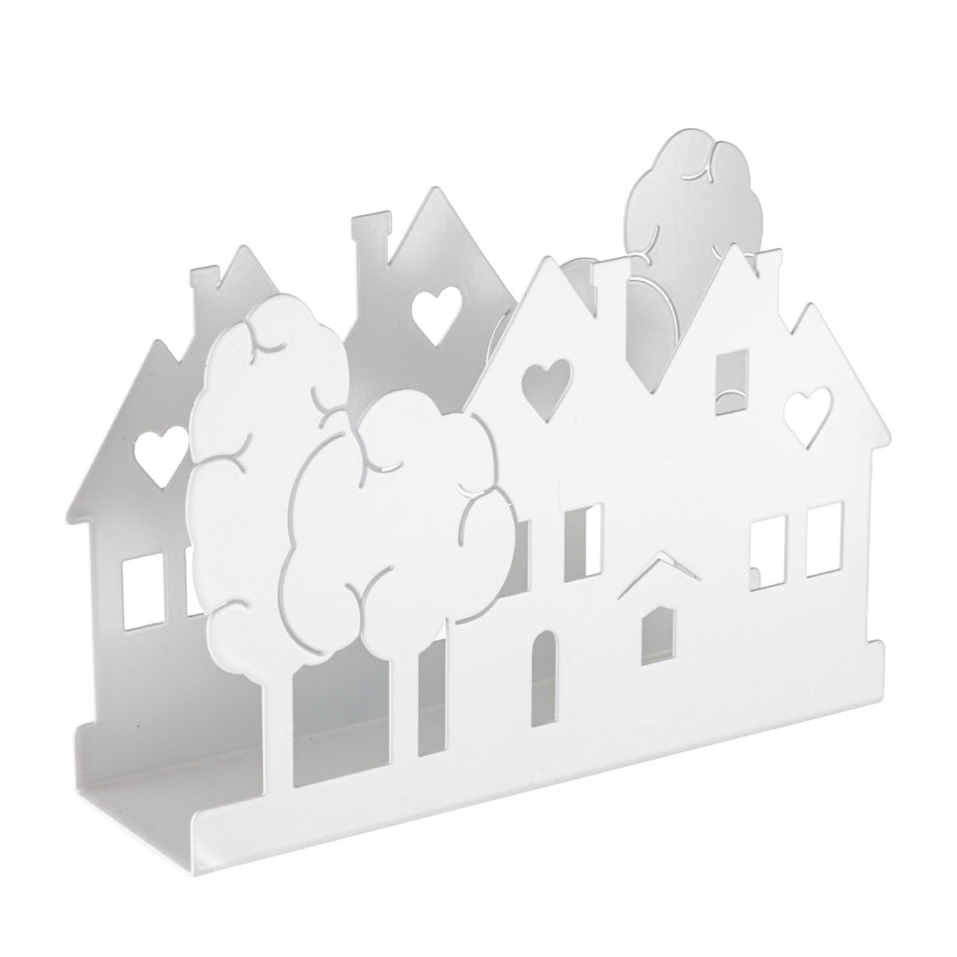 Portatovaglioli rettangolare in metallo bianco traforato, con bordi sagomati a forma di casette con finestre a cuore alternate ad alberi stilizzati. Complemento da tavola dal design romantico, ideale per apparecchiare con stile o come idea regalo per la casa.