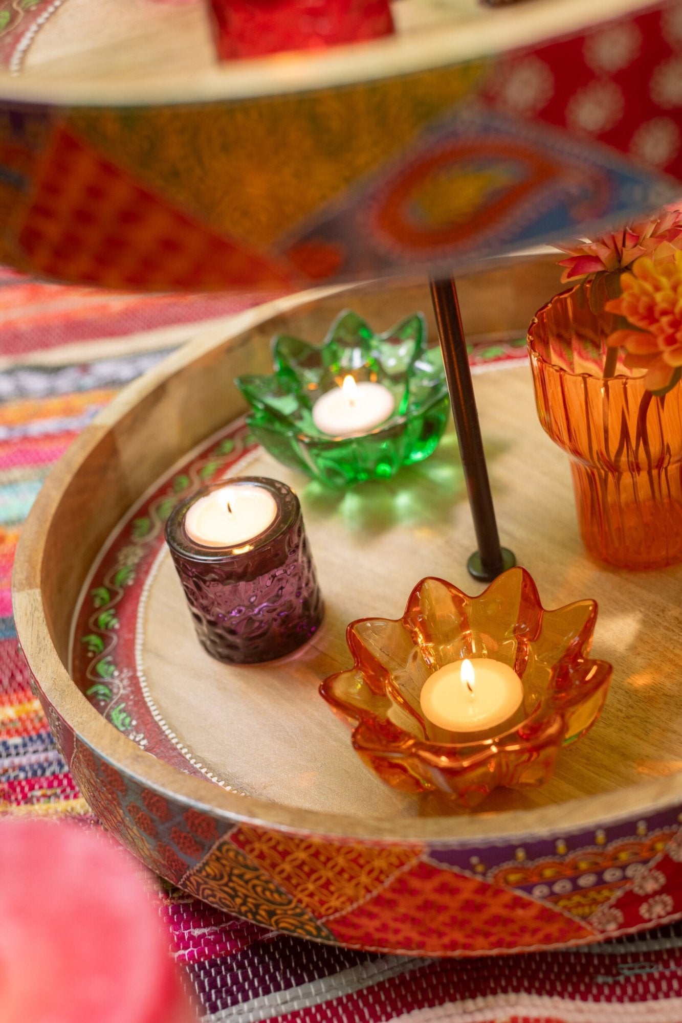 Portacandele a forma di fiore in vetro colorato assortiti firmati Jolipa, caratterizzati da petali sagomati e sfaccettati che creano eleganti riflessi di luce con le candele tea light. Disponibili nelle vivaci varianti trasparente rosa, ambra e verde, questi piccoli candelabri decorativi di design sono perfetti per abbellire la tavola, creare atmosfera negli interni o come colorata idea regalo home decor.