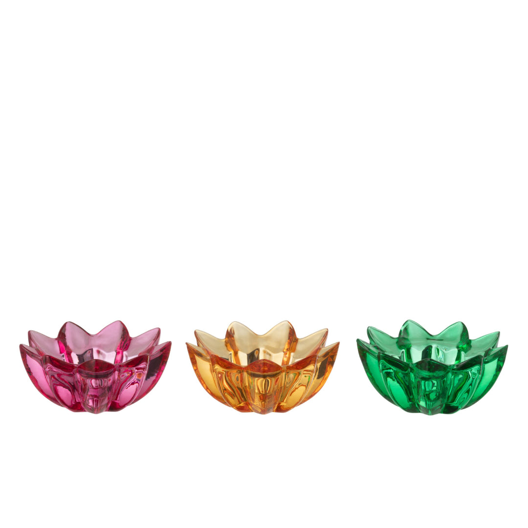 Portacandele a forma di fiore in vetro colorato assortiti firmati Jolipa, caratterizzati da petali sagomati e sfaccettati che creano eleganti riflessi di luce con le candele tea light. Disponibili nelle vivaci varianti trasparente rosa, ambra e verde, questi piccoli candelabri decorativi di design sono perfetti per abbellire la tavola, creare atmosfera negli interni o come colorata idea regalo home decor.