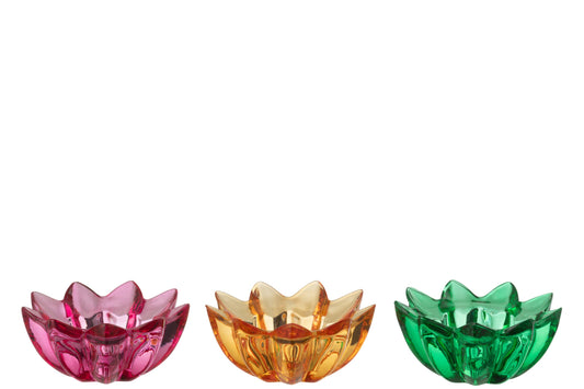 Portacandele a forma di fiore in vetro colorato assortiti firmati Jolipa, caratterizzati da petali sagomati e sfaccettati che creano eleganti riflessi di luce con le candele tea light. Disponibili nelle vivaci varianti trasparente rosa, ambra e verde, questi piccoli candelabri decorativi di design sono perfetti per abbellire la tavola, creare atmosfera negli interni o come colorata idea regalo home decor.