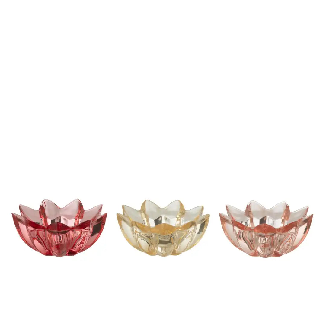 Portacandele a forma di fiore in vetro colorato assortiti firmati Jolipa, caratterizzati da petali sagomati e sfaccettati che creano eleganti riflessi di luce con le candele tea light. Disponibili nelle vivaci varianti trasparente rosa pastello, crema e rosso, questi piccoli candelabri decorativi di design sono perfetti per abbellire la tavola, creare atmosfera negli interni o come colorata idea regalo home decor.