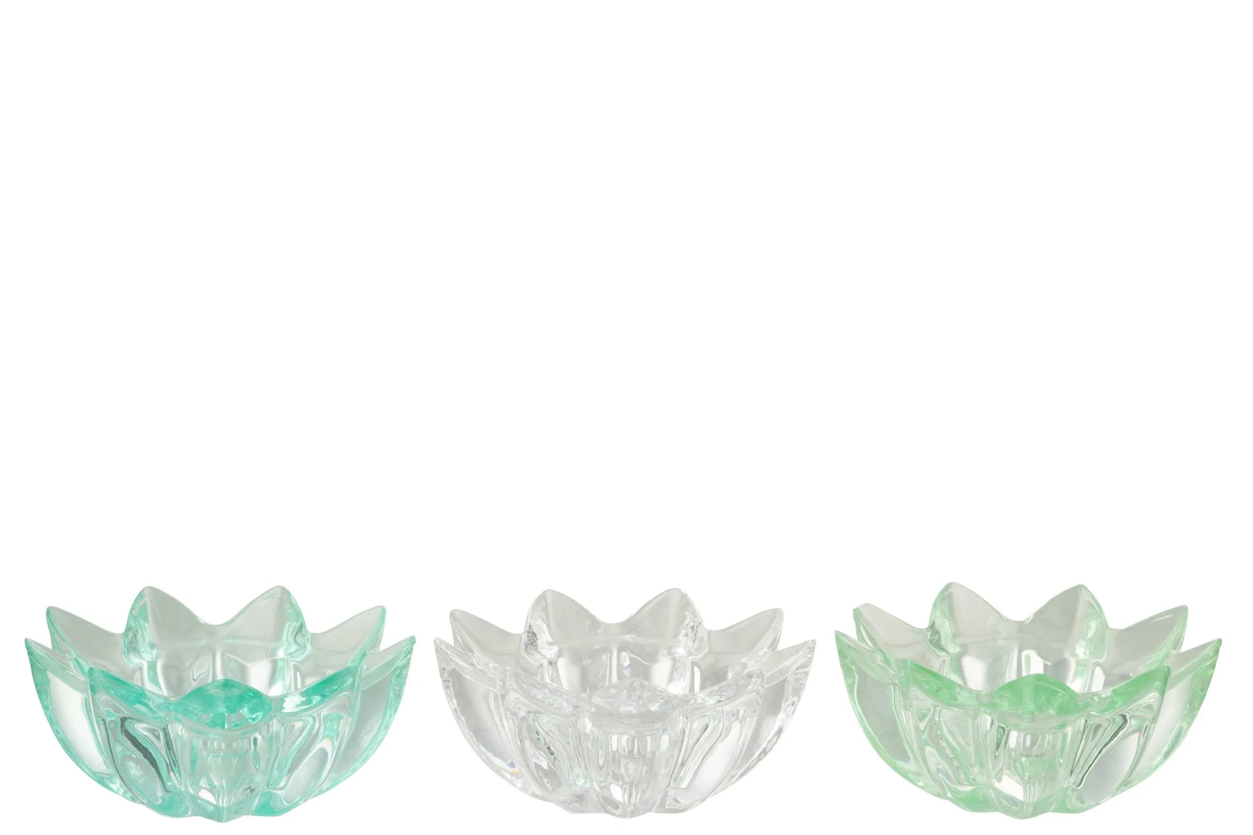 Portacandele a forma di fiore in vetro colorato assortiti firmati Jolipa, caratterizzati da petali sagomati e sfaccettati che creano eleganti riflessi di luce con le candele tea light. Disponibili nelle vivaci varianti trasparente celeste, bianco e verde, questi piccoli candelabri decorativi di design sono perfetti per abbellire la tavola, creare atmosfera negli interni o come colorata idea regalo home decor.