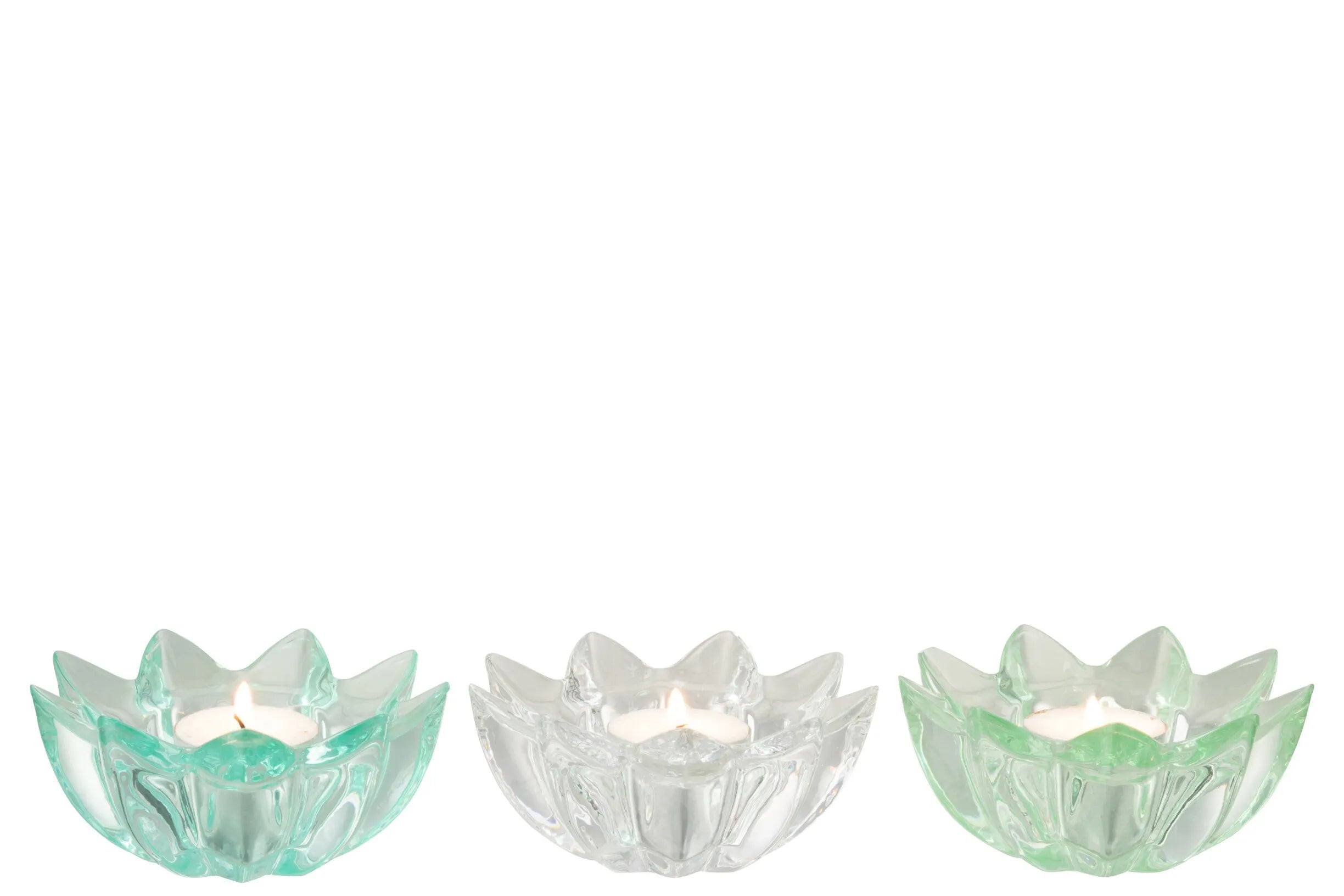 Portacandele a forma di fiore in vetro colorato assortiti firmati Jolipa, caratterizzati da petali sagomati e sfaccettati che creano eleganti riflessi di luce con le candele tea light. Disponibili nelle vivaci varianti trasparente celeste, bianco e verde, questi piccoli candelabri decorativi di design sono perfetti per abbellire la tavola, creare atmosfera negli interni o come colorata idea regalo home decor.