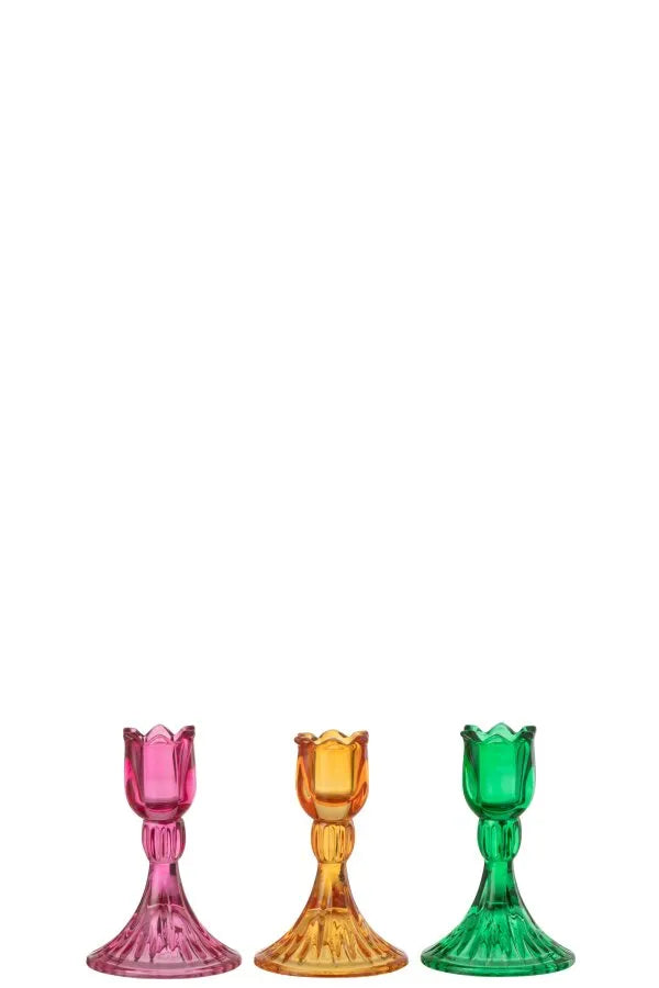 Portacandele alti a forma di bocciolo di tulipano in vetro colorato assortiti firmati Jolipa, caratterizzati da una sommità sagomata a petali e da una base svasata lavorata con eleganti scanalature verticali. Disponibili nelle tre vivaci varianti trasparente rosa, ambra e verde, questi raffinati candelabri decorativi di design sono perfetti per sorreggere candele lunghe a stelo, impreziosire la tavola e donare un tocco di colore ed eleganza all'home decor.