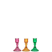 Portacandele alti a forma di bocciolo di tulipano in vetro colorato assortiti firmati Jolipa, caratterizzati da una sommità sagomata a petali e da una base svasata lavorata con eleganti scanalature verticali. Disponibili nelle tre vivaci varianti trasparente rosa, ambra e verde, questi raffinati candelabri decorativi di design sono perfetti per sorreggere candele lunghe a stelo, impreziosire la tavola e donare un tocco di colore ed eleganza all'home decor.