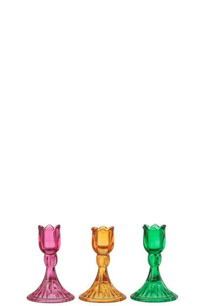 Portacandele alti a forma di bocciolo di tulipano in vetro colorato assortiti firmati Jolipa, caratterizzati da una sommità sagomata a petali e da una base svasata lavorata con eleganti scanalature verticali. Disponibili nelle tre vivaci varianti trasparente rosa, ambra e verde, questi raffinati candelabri decorativi di design sono perfetti per sorreggere candele lunghe a stelo, impreziosire la tavola e donare un tocco di colore ed eleganza all'home decor.