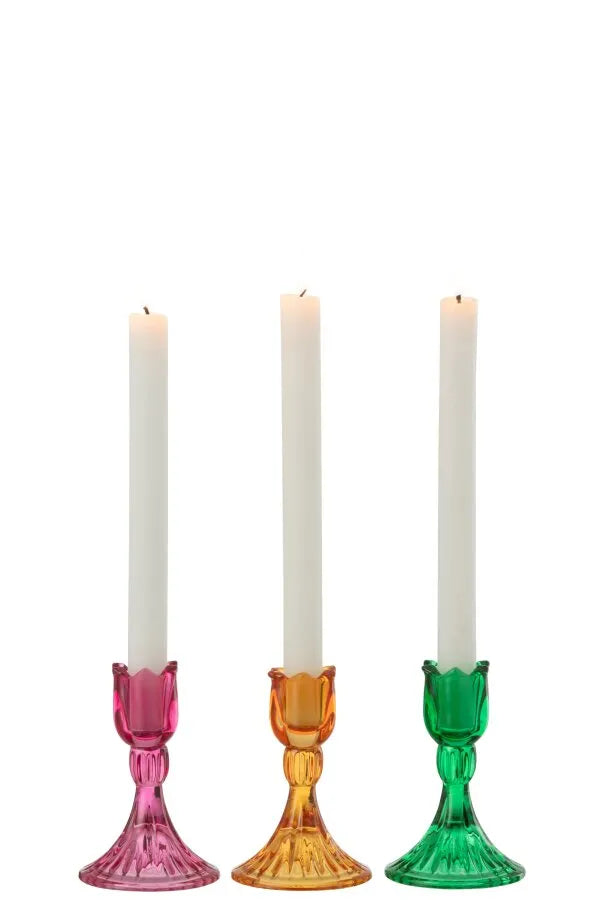 Portacandele alti a forma di bocciolo di tulipano in vetro colorato assortiti firmati Jolipa, caratterizzati da una sommità sagomata a petali e da una base svasata lavorata con eleganti scanalature verticali. Disponibili nelle tre vivaci varianti trasparente rosa, ambra e verde, questi raffinati candelabri decorativi di design sono perfetti per sorreggere candele lunghe a stelo, impreziosire la tavola e donare un tocco di colore ed eleganza all'home decor.