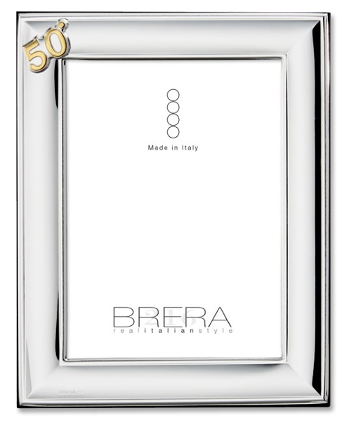 Portafoto rettangolare da tavolo placcato argento per il 50° anniversario di nozze. La cornice presenta una texture liscia e angoli squadrati. Nell'angolo in alto a sinistra è applicato il numero "50" in oro lucido. L'inserto centrale mostra il logo "BRERA real italian style".