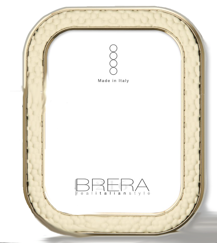 Portafoto da tavolo con cornice rettangolare ad angoli arrotondati in argento placcato oro. La superficie della cornice presenta una lavorazione martellata a rilievo che crea un gioco di luci e ombre. L'interno mostra un inserto bianco con il logo "BRERA real italian style" e la dicitura "Made in Italy".