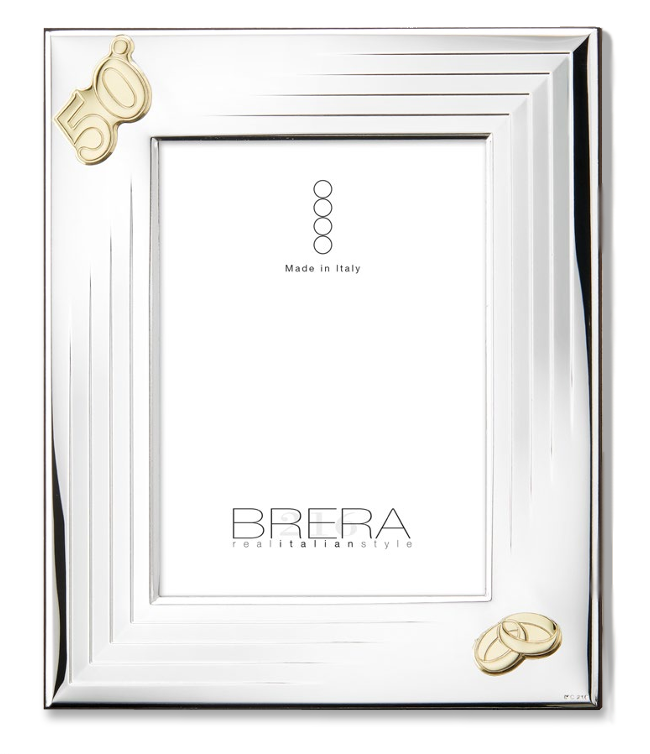 Portafoto rettangolare da tavolo in argento bilaminato per il 50° anniversario di nozze. La cornice presenta una texture a righe orizzontali in rilievo e angoli squadrati. Nell'angolo in basso a destra è applicato il numero "50" in oro lucido, decorato con fedi nuziali intrecciate e dettagli floreali. L'inserto centrale mostra il logo "BRERA real italian style".