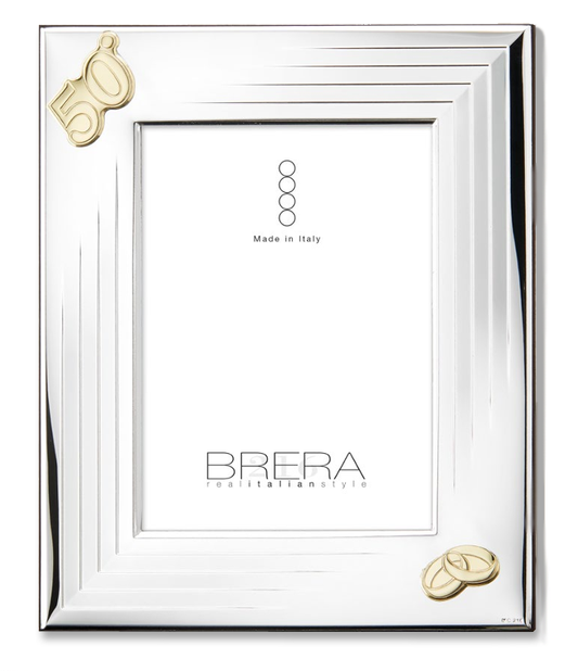 Portafoto rettangolare da tavolo in argento bilaminato per il 50° anniversario di nozze. La cornice presenta una texture a righe orizzontali in rilievo e angoli squadrati. Nell'angolo in basso a destra è applicato il numero "50" in oro lucido, decorato con fedi nuziali intrecciate e dettagli floreali. L'inserto centrale mostra il logo "BRERA real italian style".