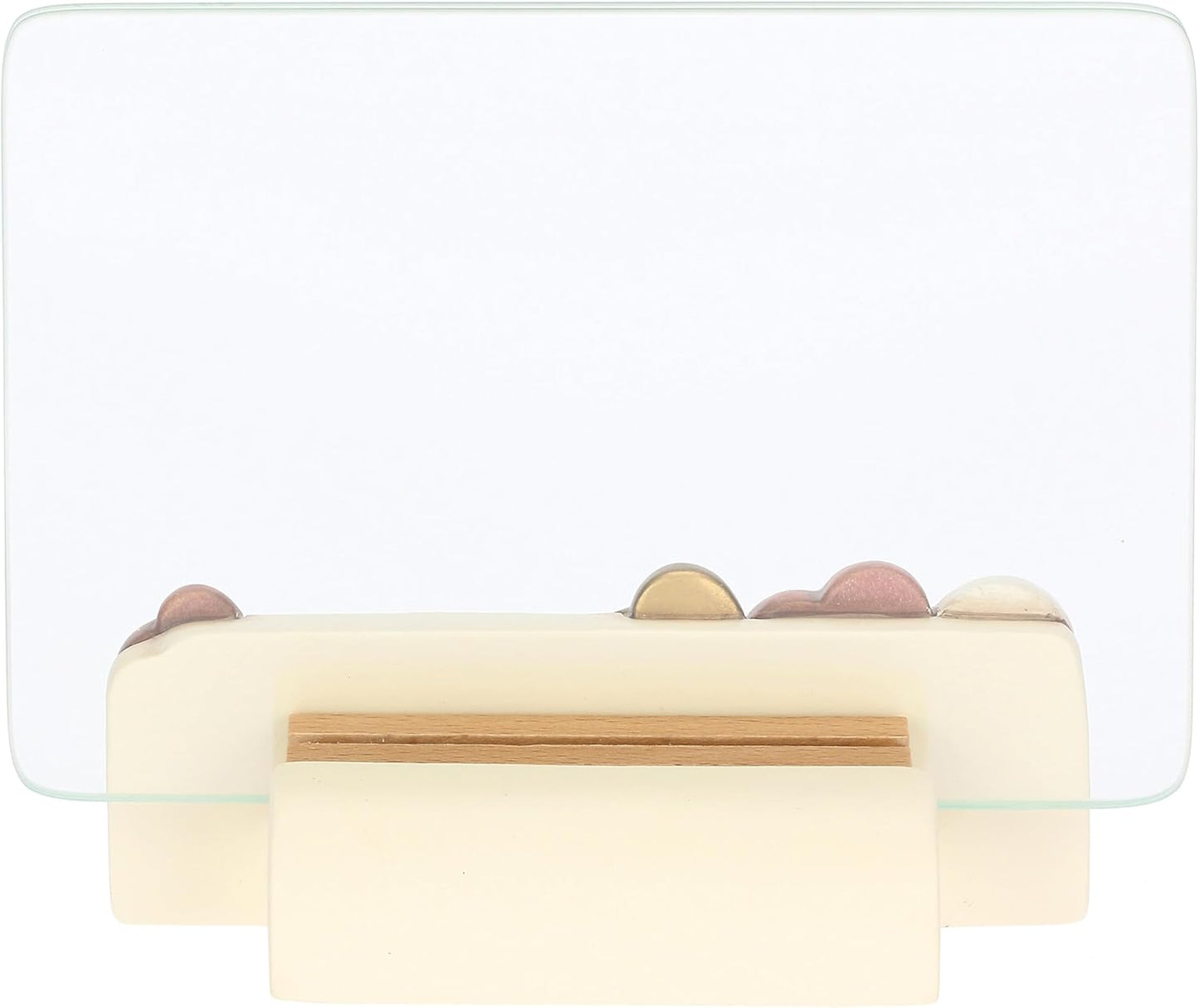 Il Portafoto con Cuori Thun presenta una base in ceramica decorata con cuori in rilievo e un'elegante lastra di vetro trasparente per esporre i tuoi ricordi più cari. Questo complemento d'arredo riflette lo stile inconfondibile del marchio Thun, ideale come preziosa idea regalo o come cornice decorativa per impreziosire la tua casa.